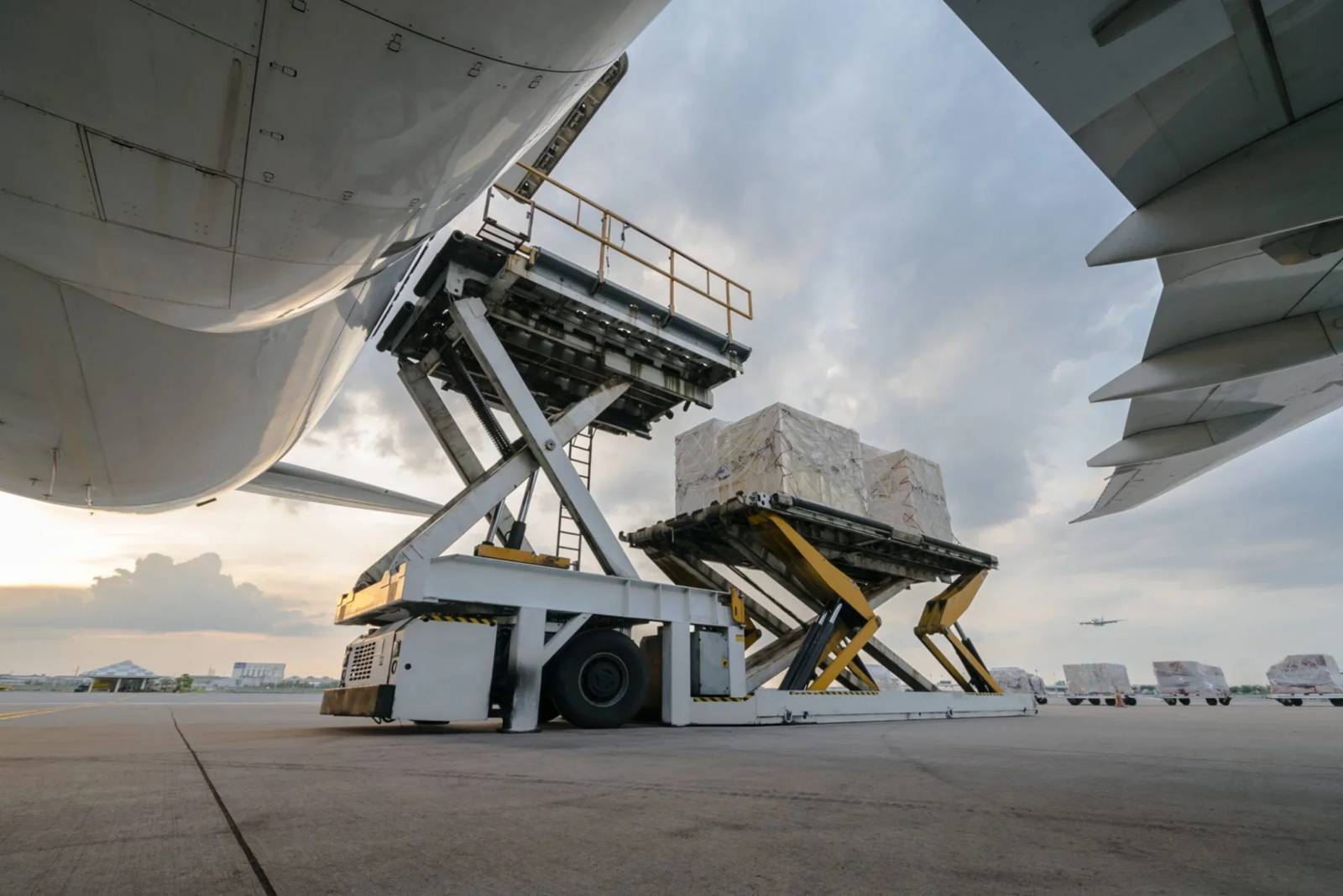 Chargement d’une palette dans un avion cargo